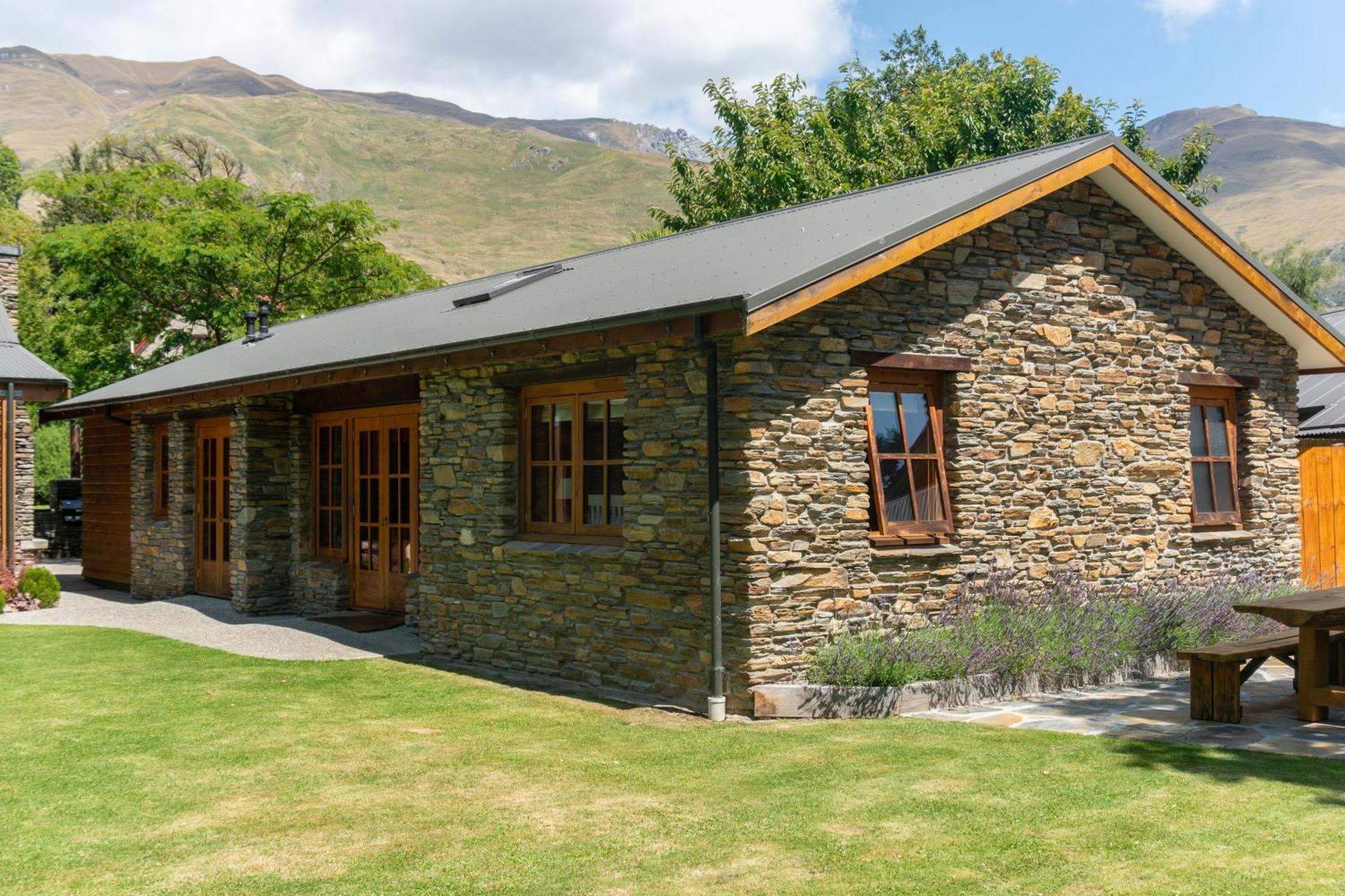 Wanaka Homestead Lodge & Cottages ภายนอก รูปภาพ